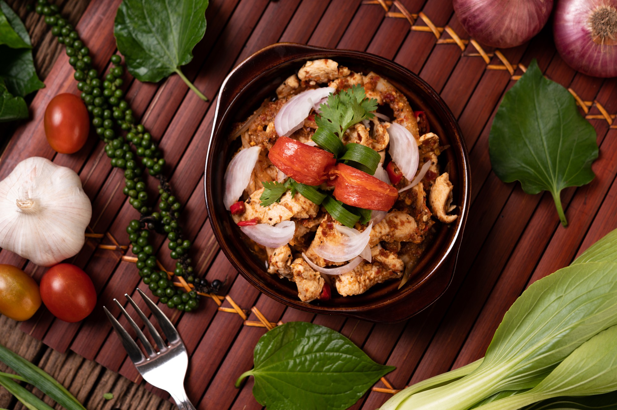 chicken-larb-plate-with-dried-chilies-tomatoes-spring-onions-lettuce