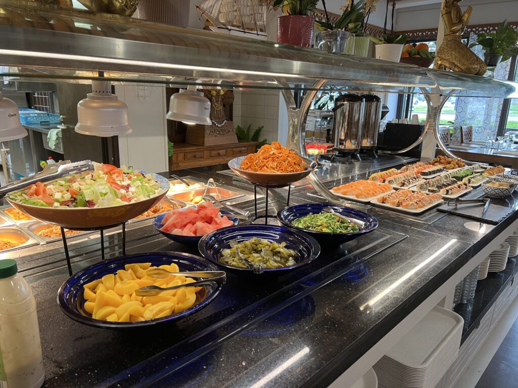 Lounasbuffetin salaatit ja sushi