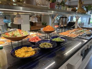 Lounasbuffetin salaatit ja sushi