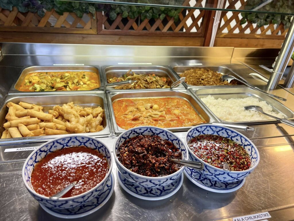 Thai-curryt ja kevätkääryleet buffetissa