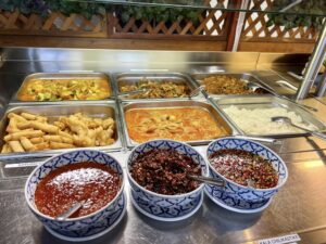 Thai-curryt ja kevätkääryleet buffetissa